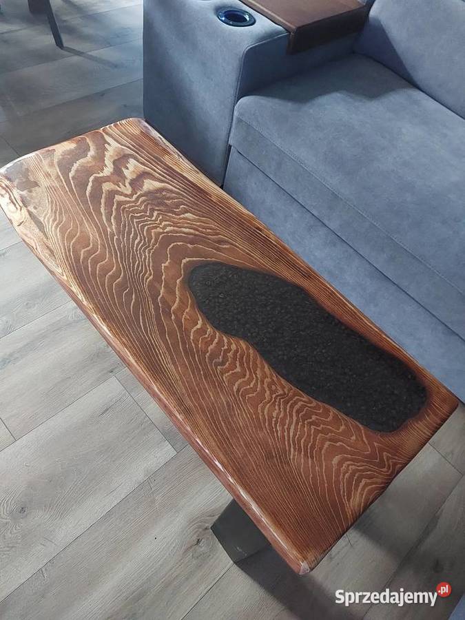 Niski stolik z drewnianym blatem i ciemnym detalem